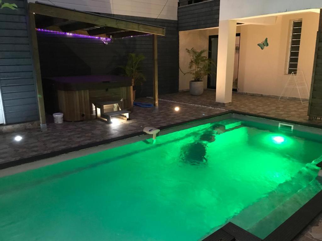 Le Flamboyant Avec Piscine Chauffee 30° Et Jacuzzi Saint-André Exterior foto