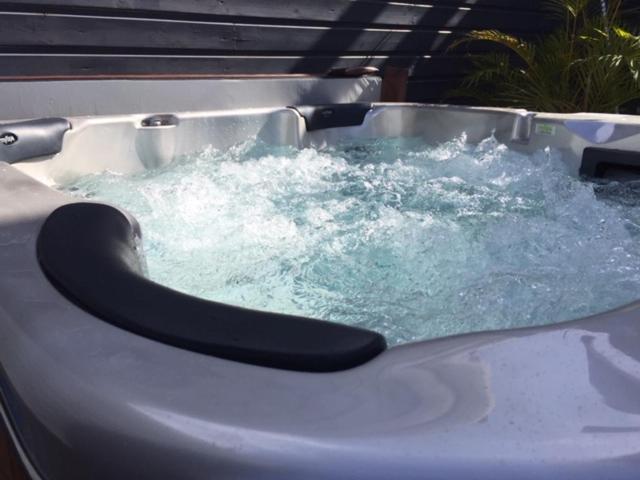 Le Flamboyant Avec Piscine Chauffee 30° Et Jacuzzi Saint-André Exterior foto